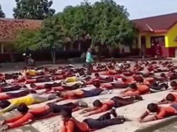 Riuh Polemik Siswa Belajar Renang di Halaman Sekolah