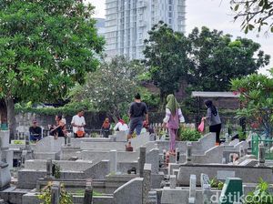Doa Ziarah Kubur Orang Tua Saat Idul Fitri Doa Ziarah Kubur Orang Tua Saat Idul Fitri