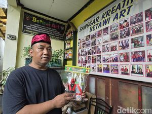 Geliat Penjualan Ondel-ondel Mini di Bulan Ramadan