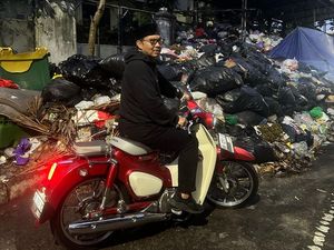 Heboh Foto Walkot Jogja Hasto Cek Sampah di Sela Retret, Ternyata... Heboh Foto Walkot Jogja Hasto Cek Sampah di Sela Retret, Ternyata...