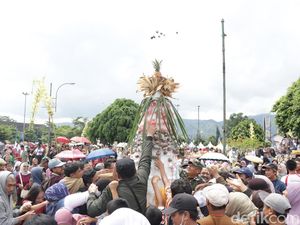 Meriahnya Kirab Hari Jadi Banjarnegara, Warga Antusias Berebut Gunungan Meriahnya Kirab Hari Jadi Banjarnegara, Warga Antusias Berebut Gunungan