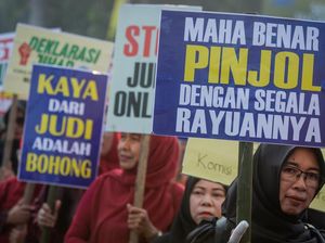Emak-emak di Tangerang Gelar Aksi Tolak Judol dan Pinjol Emak-emak di Tangerang Gelar Aksi Tolak Judol dan Pinjol