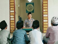 Kisah Aipda Dindin, dari Pengajian Rumah hingga Dirikan Madrasah