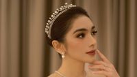 7 Foto Angel Karamoy Tampil Bak Pengantin Bergaun Putih, Cantik Maksimal!