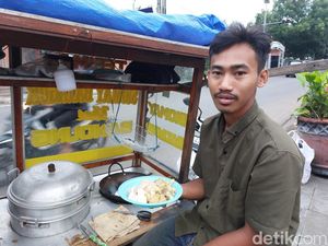 Siomai, Skripsi, dan Mimpi: Perjalanan Arif Menuju Sukses Siomai, Skripsi, dan Mimpi: Perjalanan Arif Menuju Sukses