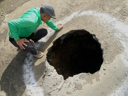 Video: Sinkhole Sedalam 8 Meter Muncul di Jalan Tulungagung