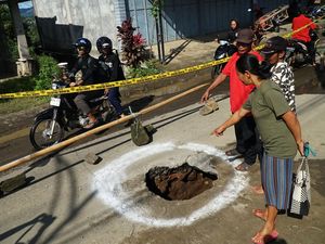 Sinkhole Sedalam 8 Meter Muncul di Tulungagung