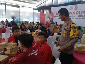 150 Paket Sembako  Dibagikan Dalam Baksos Presisi Bersama Mahasiswa Sampang