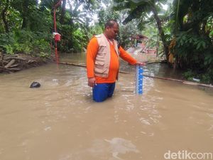 Ratusan Rumah di Krian Sidoarjo Terendam Banjir, Ketinggian Air Capai 125 Cm Ratusan Rumah di Krian Sidoarjo Terendam Banjir, Ketinggian Air Capai 125 Cm