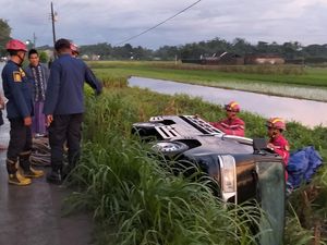 Keluar Jalur Saat Papasan Truk, Pikap di Klaten Nyungsep Sawah