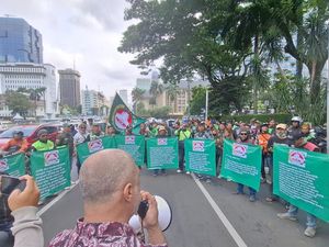 Driver Ojol Demo di Patung Kuda, Jalan Medan Merdeka Barat Macet