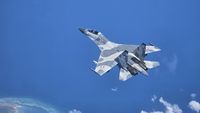 Dua Jet Tempur Sukhoi SU-27/30 Unjuk Kemampuan di Langit Makassar