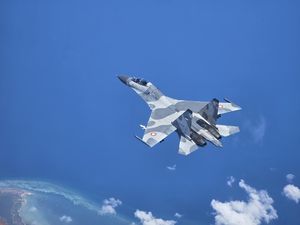 Dua Jet Tempur Sukhoi SU-27/30 Unjuk Kemampuan di Langit Makassar Dua Jet Tempur Sukhoi SU-27/30 Unjuk Kemampuan di Langit Makassar