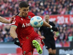 Apes! Pesepakbola Berdarah-darah karena Tendang Muka Sendiri