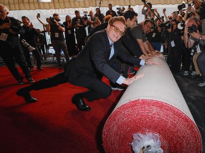Gaya Pembawa Acara Conan OBrien Ikut Bantu Gelar Karpet Merah Oscar