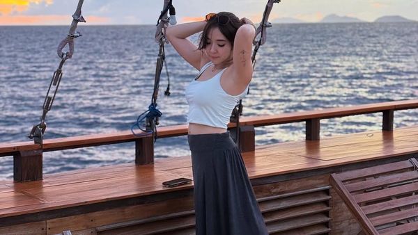 Potret Gisel Menikmati Golden Hour di Raja Ampat