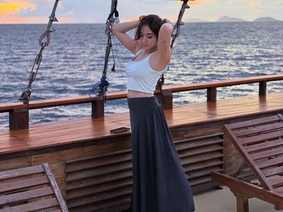 Potret Gisel Menikmati Golden Hour di Raja Ampat