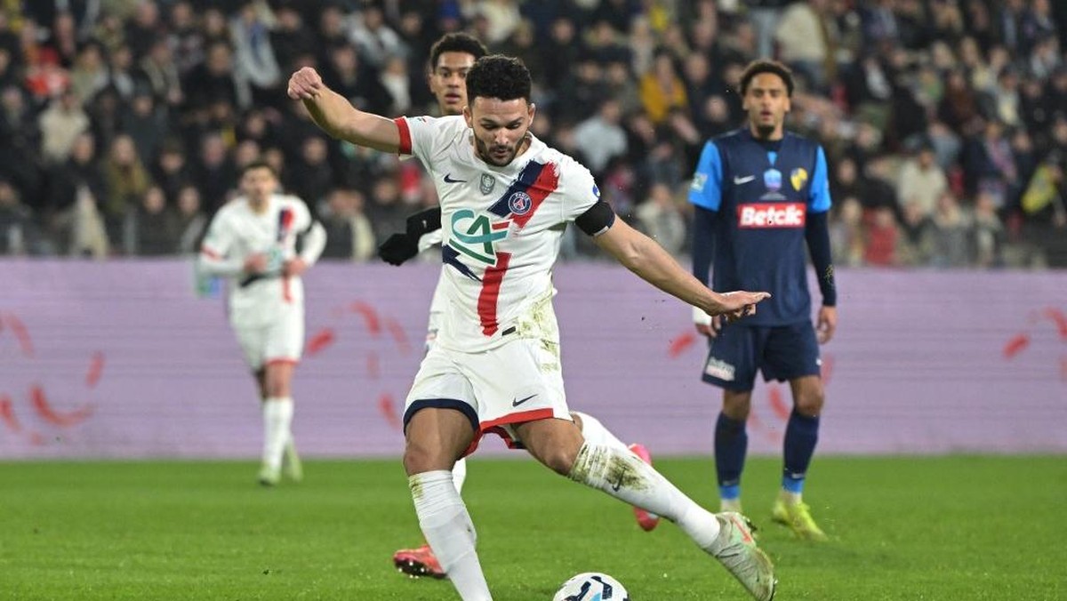 Goncalo Ramos hat-trick di laga Stade Briochin vs PSG. (Foto: AFP/DAMIEN MEYER)