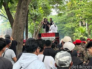 Ratusan Massa GRIB Jaya Jatim Tolak Eksekusi Rumah di Dr. Soetomo Surabaya
