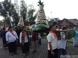 Warga Kota Malang Arak Gunungan Apem Sambut Ramadan