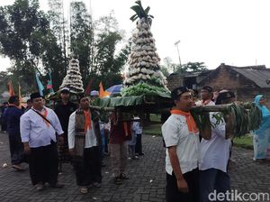 Warga Kota Malang Arak Gunungan Apem Sambut Ramadan Warga Kota Malang Arak Gunungan Apem Sambut Ramadan