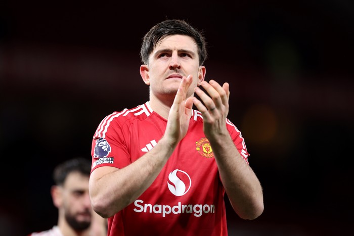 Harry Maguire MANCHESTER, ENGLAND - FEBRUARY 26: Harry Maguire of Manchester United acknowledges the fans after the Premier League match between Manchester United FC and Ipswich Town FC at Old Trafford on February 26, 2025 in Manchester, England. (Photo by Alex Livesey/Getty Images)