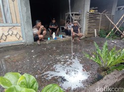 Warga Datangi Pabrik yang Diduga Pemicu Hujan Sabun di Tasikmalaya