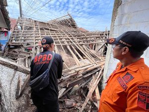 366 Rumah Warga di Depok Rusak Diterpa Puting Beliung 366 Rumah Warga di Depok Rusak Diterpa Puting Beliung