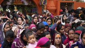 Festival Shivaratri, Umat Hindu India Antre Masuk Kuil untuk Sembahyang