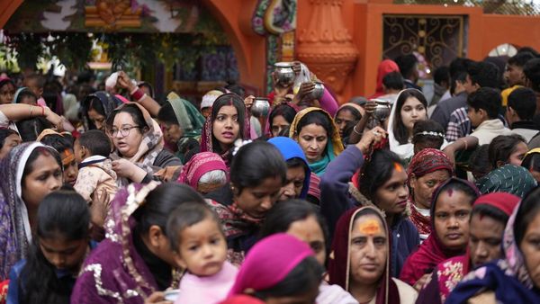 Festival Shivaratri, Umat Hindu India Antre Masuk Kuil untuk Sembahyang