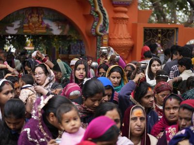 Festival Shivaratri, Umat Hindu India Antre Masuk Kuil untuk Sembahyang