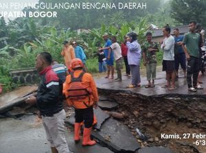 Jembatan Penghubung Bogor-Cianjur Via Citereup Ambruk Imbas Hujan Deras