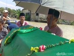 Video: Jenazah Bocah SD yang Tenggelam di Bojonegoro Dimakamkan Naik Perahu