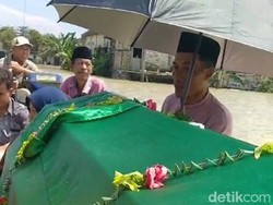 Jenazah Bocah Tenggelam di Bojonegoro Naik Perahu Sejauh 4 Km Menuju Makam