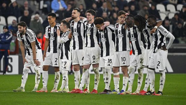 TURIN, ITALY - FEBRUARY 26: Juventus players encourage each other and prepare to take penalty kicks during the Coppa Italia Quarter Final match between Juventus and Empoli at Allianz Stadium on February 26, 2025 in Turin, Italy. (Photo by Filippo Alfero - Juventus FC/Juventus FC via Getty Images)