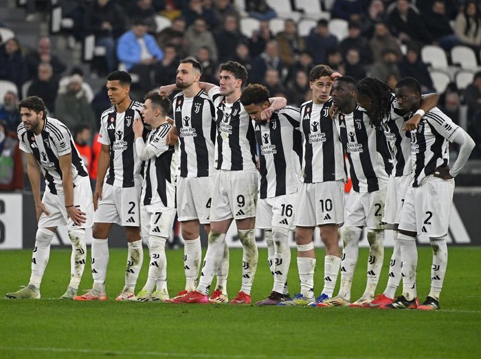 TURIN, ITALY - FEBRUARY 26: Juventus players encourage each other and prepare to take penalty kicks during the Coppa Italia Quarter Final match between Juventus and Empoli at Allianz Stadium on February 26, 2025 in Turin, Italy. (Photo by Filippo Alfero - Juventus FC/Juventus FC via Getty Images)