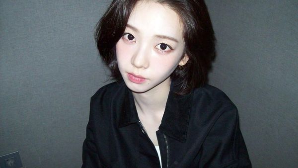 7 Foto Transformasi Karina aespa Tampil dengan Rambut Bondol di Bandara