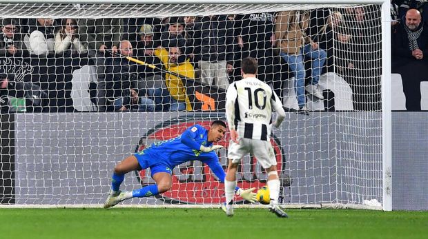  Kenan Yildiz of Juventus has his and the team's fourth penalty saved by Devis Vasquez of Empoli in the penalty shoot out during the Coppa Italia Quarter Final match between Juventus FC and Empoli FC at Allianz Stadium on February 26, 2025 in Turin, Italy. (Photo by Valerio Pennicino/Getty Images)