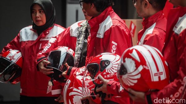 Kurir Ekspedisi Lion Parcel Beratribut Baru