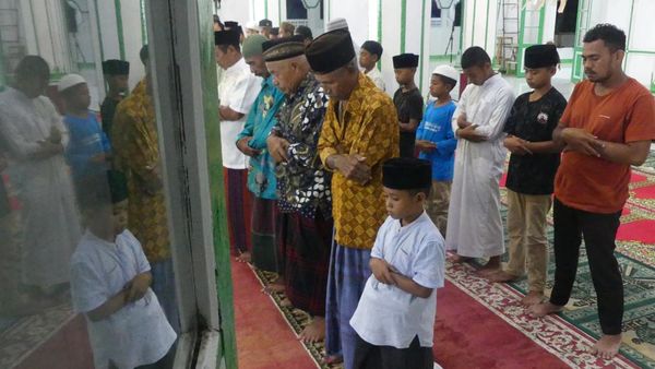 Laksanakan Tarawih, Warga Negeri Wakal dan Naqsabandiyah Puasa Hari Ini