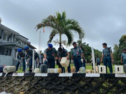 Lantamal IX Ambon Musnahkan 1.400 Liter Sopi Sitaan di Pelabuhan Ferry Maluku
