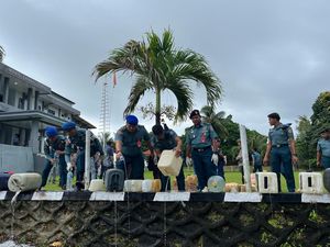 Lantamal IX Ambon Musnahkan 1.400 Liter Sopi Sitaan di Pelabuhan Ferry Maluku Lantamal IX Ambon Musnahkan 1.400 Liter Sopi Sitaan di Pelabuhan Ferry Maluku