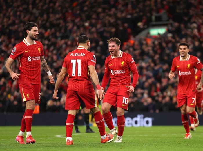 LIVERPOOL, ENGLAND - FEBRUARY 26: Alexis Mac Allister of Liverpool celebrates scoring his team's second goal with teammate Mohamed Salah  during the Premier League match between Liverpool FC and Newcastle United FC at Anfield on February 26, 2025 in Liverpool, England. (Photo by Carl Recine/Getty Images)