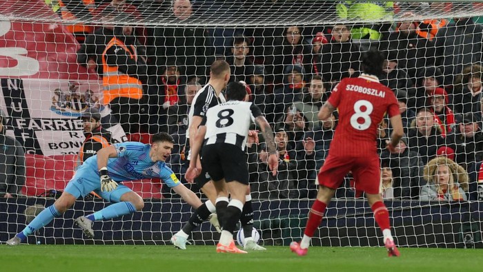 Tim asuhan Arne Slot baru saja mengalahkan Newcastle United 2-0 di Anfield pada Kamis (27/2/2025) dini hari WIB lewat gol Dominik Szoboszlai dan Alexis Mac Allister. Sekitar sejam sebelumnya, Arsenal ditahan Nottingham Forest tanpa gol.