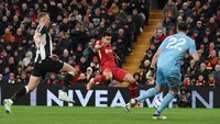 Liverpool terus menjauh dari kejaran Arsenal dalam perebutan gelar Liga Inggris musim ini. The Reds kini telah unggul 13 poin dari The Gunners.