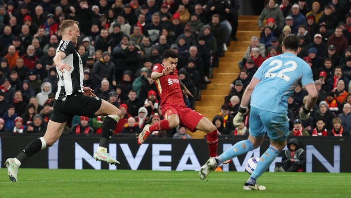 Tim asuhan Arne Slot baru saja mengalahkan Newcastle United 2-0 di Anfield pada Kamis (27/2/2025) dini hari WIB lewat gol Dominik Szoboszlai dan Alexis Mac Allister. Sekitar sejam sebelumnya, Arsenal ditahan Nottingham Forest tanpa gol.