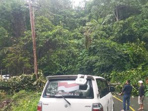 Akses Jalan Padang-Pekanbaru Terputus Akibat Longsor di Limapuluh Kota Akses Jalan Padang-Pekanbaru Terputus Akibat Longsor di Limapuluh Kota