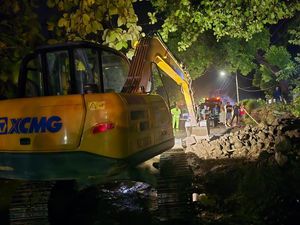 Longsor Bikin Akses Pesisir Kota Bandar Lampung-Pesawaran Terputus