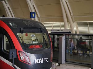 LRT Jabodebek & Kereta Cepat Diserbu Warga Selama Libur Panjang LRT Jabodebek & Kereta Cepat Diserbu Warga Selama Libur Panjang
