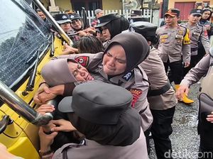 Eksekusi 2 Rumah di Maros Diprotes Warga, Truk Angkut Alat Berat Diadang Eksekusi 2 Rumah di Maros Diprotes Warga, Truk Angkut Alat Berat Diadang